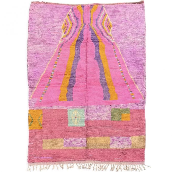 Magnifique tapis berbère bouda rose avec des motifs traditionnels marocains