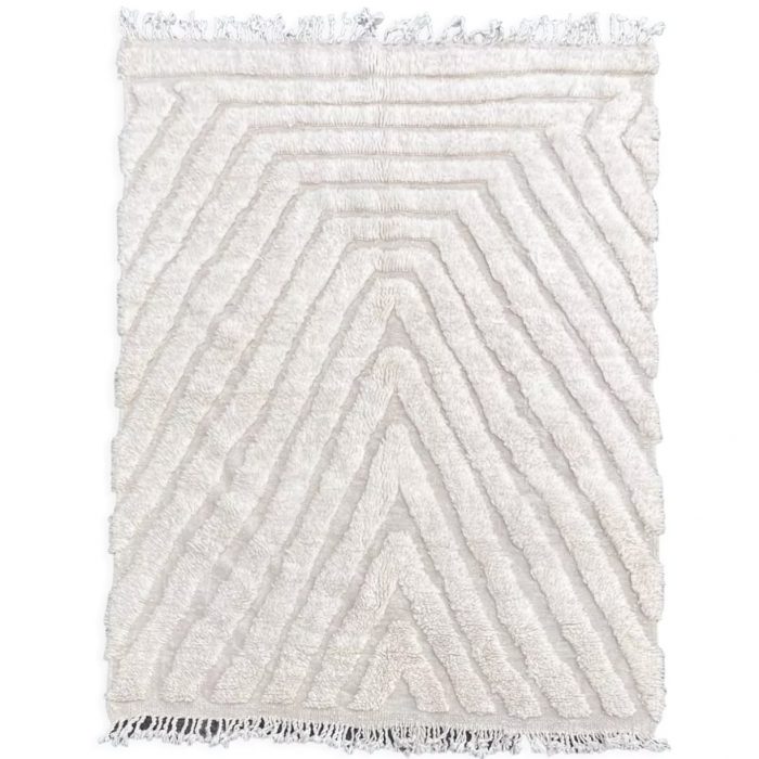 Tapis berbere moderne contemporain avec des motifs unique abstrait sur une couleur blanche écru