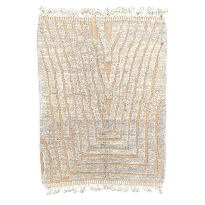 Berber carpet beni Ouarain modern shaggy thick, with plain patterns in V. Beige and gray color