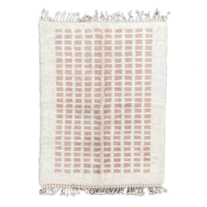 Tapis Berbere Marocain moderne, avec des petits carrés marrons sur fond blanc