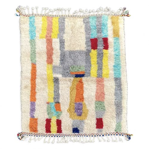 Petit tapis moderne coloré berbère contemporain avec des motifs abstraits sur fond écru.