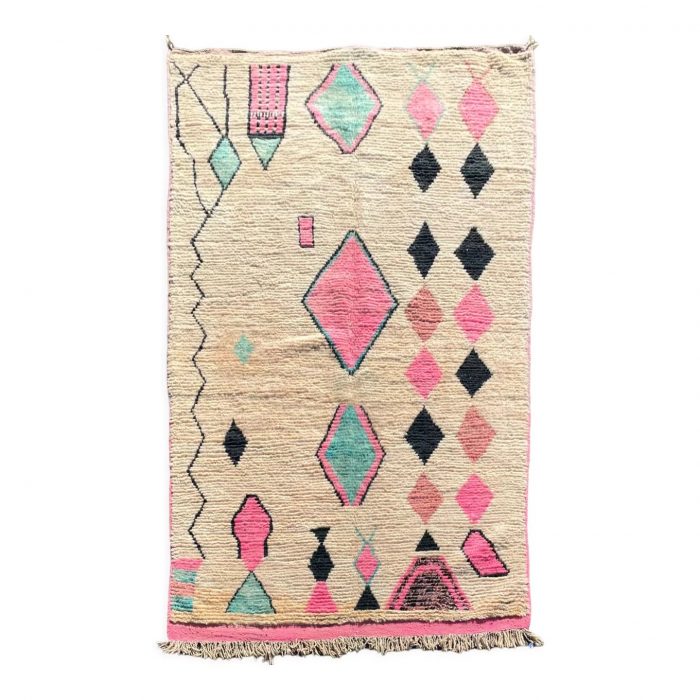 Tapis Berbere moderne Boujaad avec des losanges rose et bleu sur un fond blanc cassé