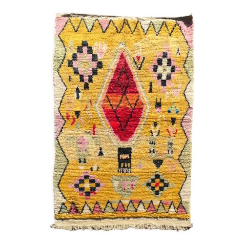 Tapis berbere boujaad avec un belle couleur jaune et des motifs traditionnels colorés en forme de losanges