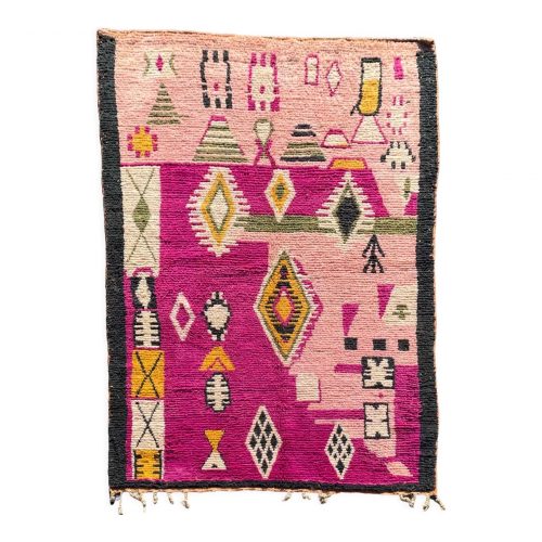 Tapis Berbere Boujaad moderne avec des motifs traditionnels marocains en forme géométrique sur fond rose et violet.