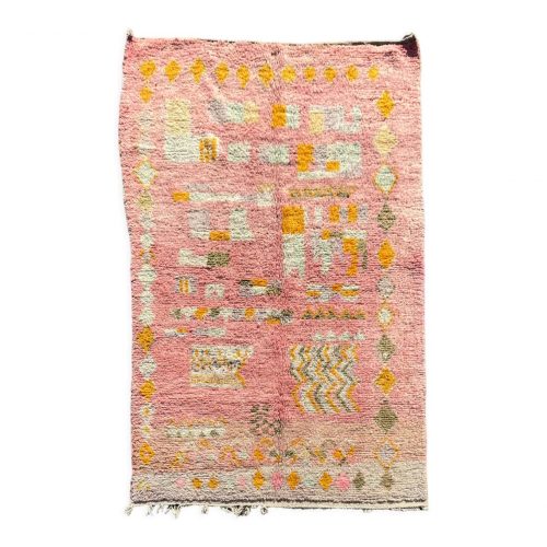 Tapis berbere boujad en laine stye délavé avec des couleurs rose et beige pastels, des motifs géométriques traditionnels des tapis boujaad