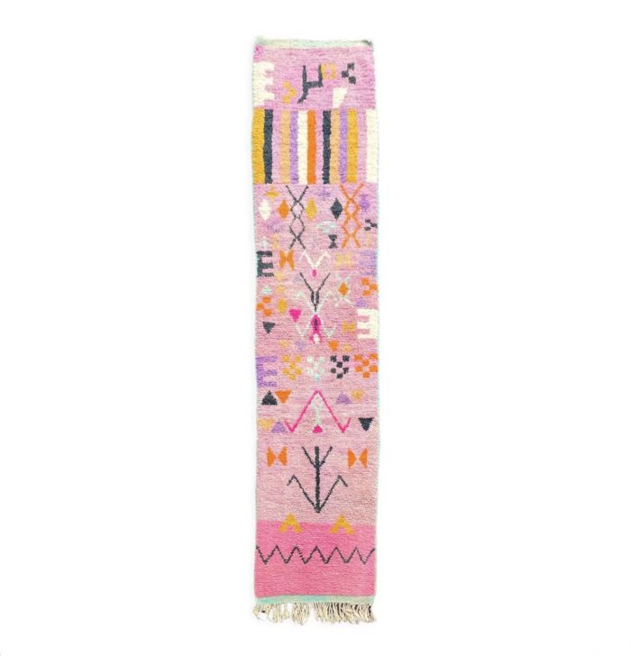 Tapis Marocain Berbere de la tribus Boujaad avec une belle couleur rose pastel et des motifs géométriques traditionnelles berbères 
