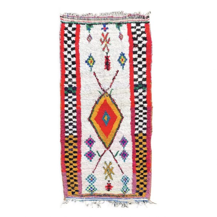 Tapis Berbere Boucherouite blanc abbé Carreaux noir et blanc de chaque côté, et un losanges rouge et jaune au milieu du tapis berbère