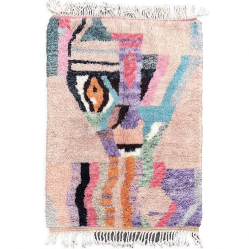 Tapis contemporain avec des motifs abstraits colorés sur un fond rose. 