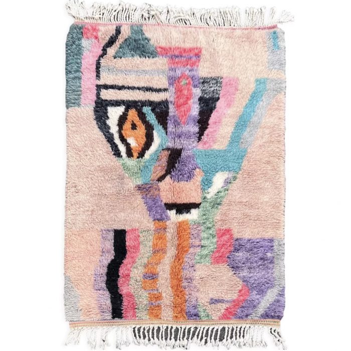 Tapis contemporain avec des motifs abstraits colorés sur un fond rose. 