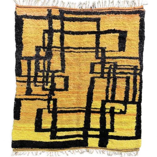Tapis Berbere contemporain aux motifs abstraits modernes. Une belle couleur jaune qui tire vers le orange avec des motifs abstraits noirs