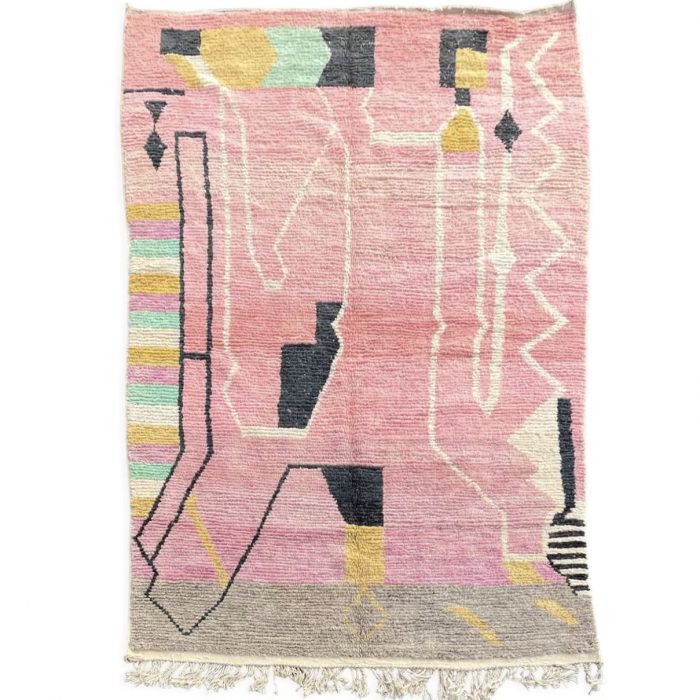 Tapis Berbere moderne Boujaad rose pastel avec des motifs géométriques traditionnels marocains.