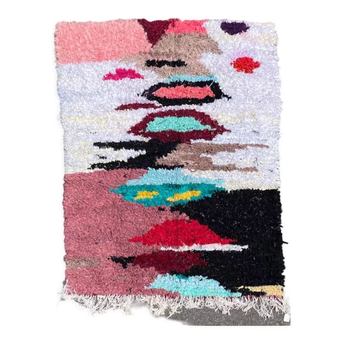 Tapis Berbere Boucheruite rose et multicolore avec des motifs abstraits, tissés à la main avec de la récupération de chute de vêtements.