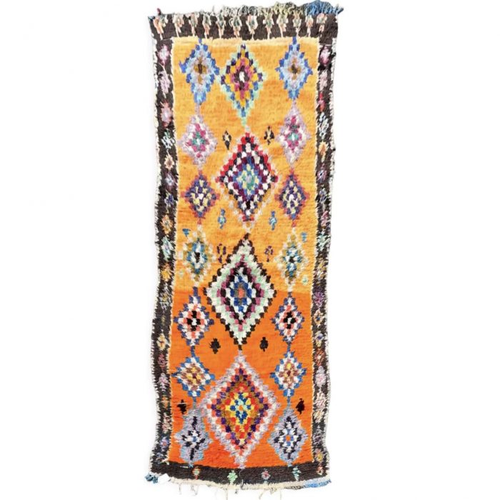 Tapis Berbere marocain boucheruite Orange avec des losanges traditionnels multicolores.