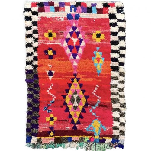 Tapis berbers boucheruite rouge avec des motifs à carreaux sur les bordures, et des losanges colorés au centre sur un fond rouge