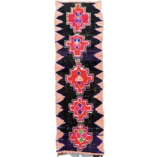 Tapis Berbere Boucheruite couloir avec des croix rose sur le centre du tapis.