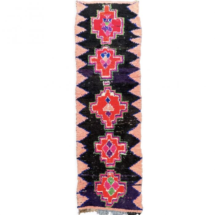 Tapis Berbere Boucheruite couloir avec des croix rose sur le centre du tapis.