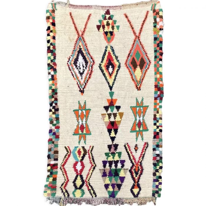 Tapis berbere Azilal avec une belle couleur écru et des motifs traditionnels colorés. 