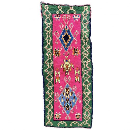 Tapis Berbere Boucheruite rose aux bordures vertes. 