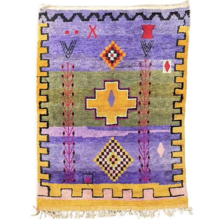 Grand Tapis Berbere boujaad violette et verte avec des motifs traditionnels géométriques jaunes.