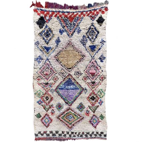Tapis Berbere boucheruite boucherouite marocain avec des motifs traditionnels en forme de losanges. 