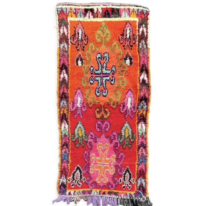 Tapis Berbere Marocain traditionnel coloré, avec un mélange de rose, orange et rouge. Des motifs traditionnels marocains multicolores