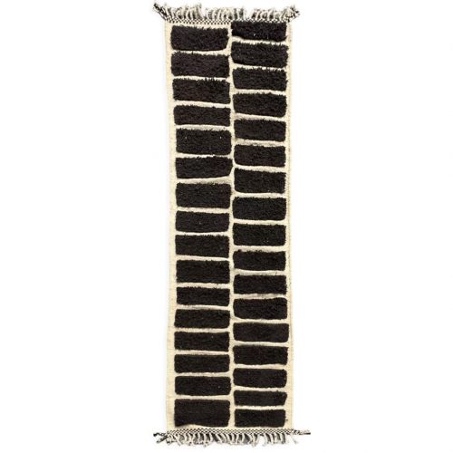 Tapis Berbere Beni Ouarain couloir avec des carreaux plus épais en marron.
