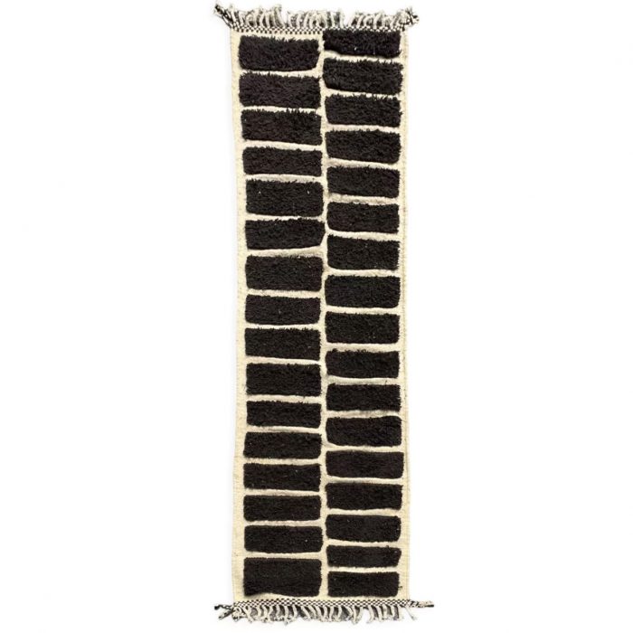 Tapis Berbere Beni Ouarain couloir avec des carreaux plus épais en marron.
