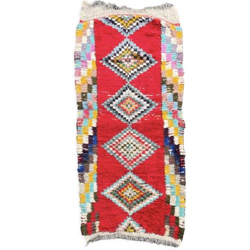 Tapis Berbere Boucherouite rouge avec des bordures à carreaux colorées.