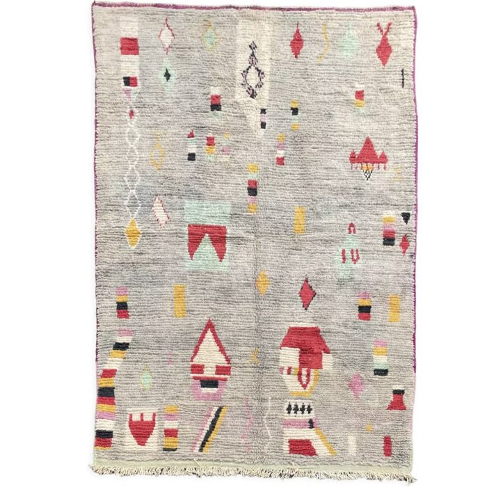 Tapis Berbere Boujaad marocain de couleur gris Avec quelques petits motifs traditionnels géométriques rouges. 
