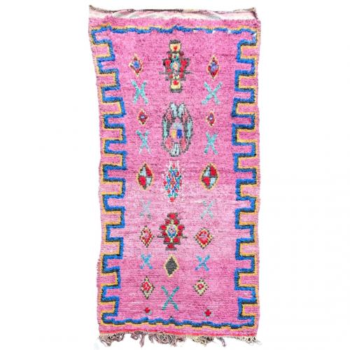 Tapis Marocain Berbere Boucherouite Rose avec des motifs traditionnels marocains. 