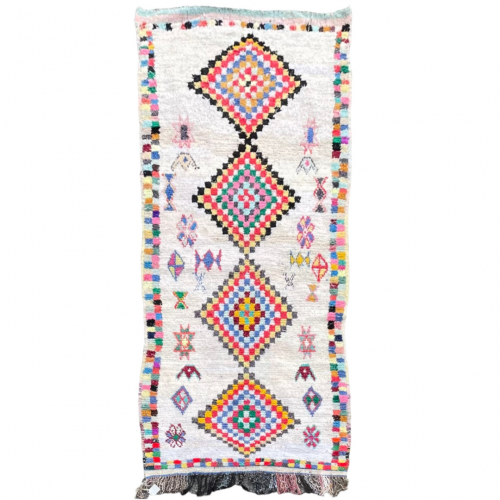 Tapis Berbere Marocain de couleur blanche avec des losanges multicolores. 