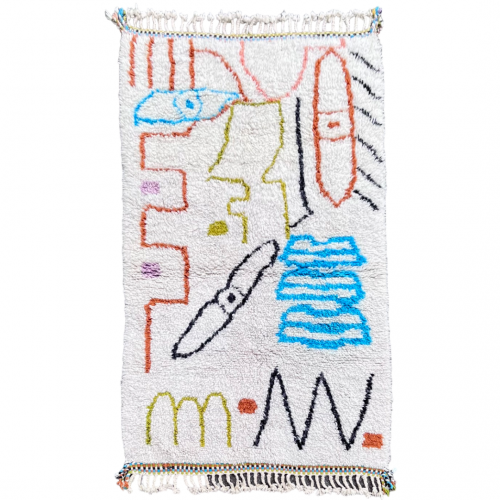Tapis Berbere marocain beni ouarain blanc avec des motifs abstraits modernes. 