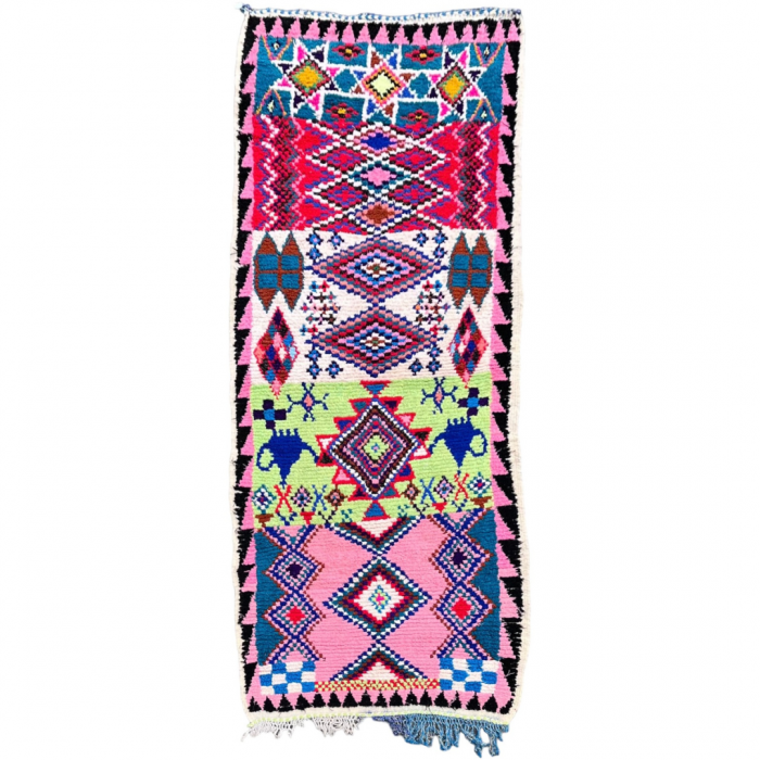 Tapis Berbere Marocain Boucherouite roses avec des motifs géométriques traditionnels marocains.