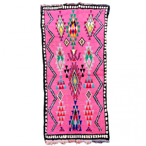 Tapis Berbere Marocain Boucherouite rose avec des motifs géométriques traditionnels
