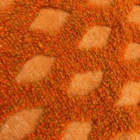 Détail du tissage artisanal d'un tapis berbère moderne en laine naturelle.