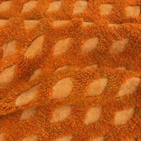 Détail du tissage artisanal d'un tapis berbère moderne en laine naturelle.