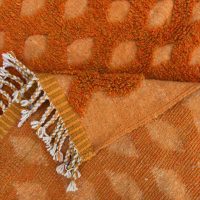 Détail du tissage artisanal d'un tapis berbère moderne en laine naturelle.