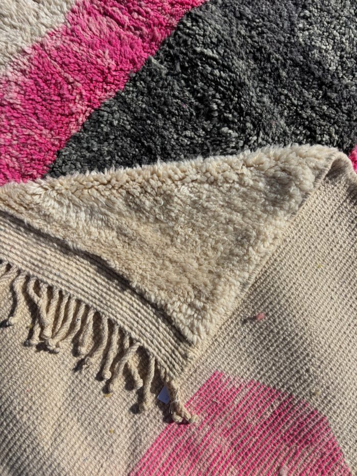 Tapis marocain sur mesure – Design artistique noir et rose en laine
