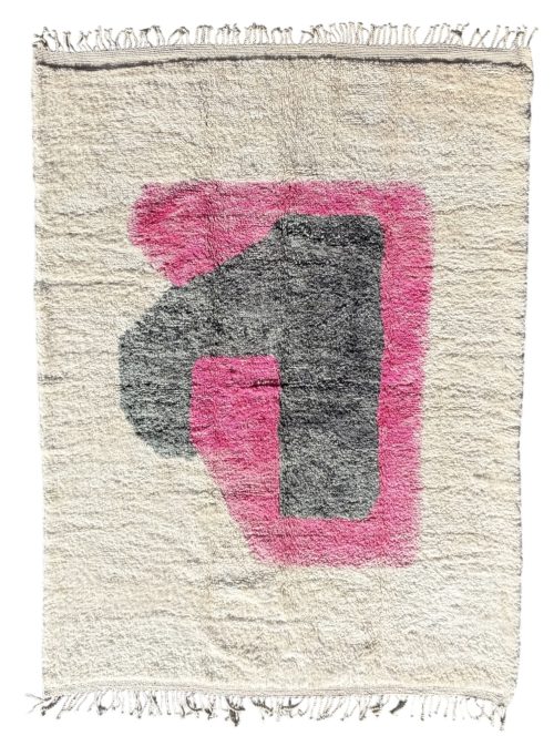Tapis marocain sur mesure – Design artistique noir et rose en laine
